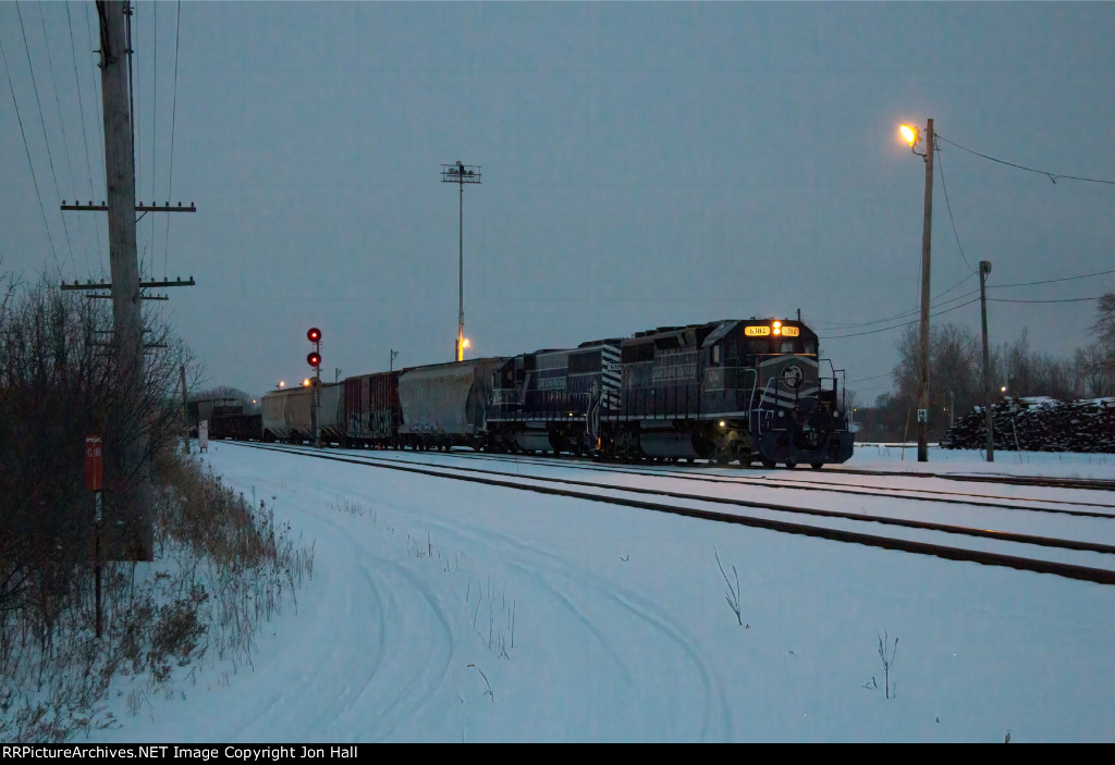 LSRC 6304 & 6356 roll their way in to McGrew Yard with Z127 at daybreak